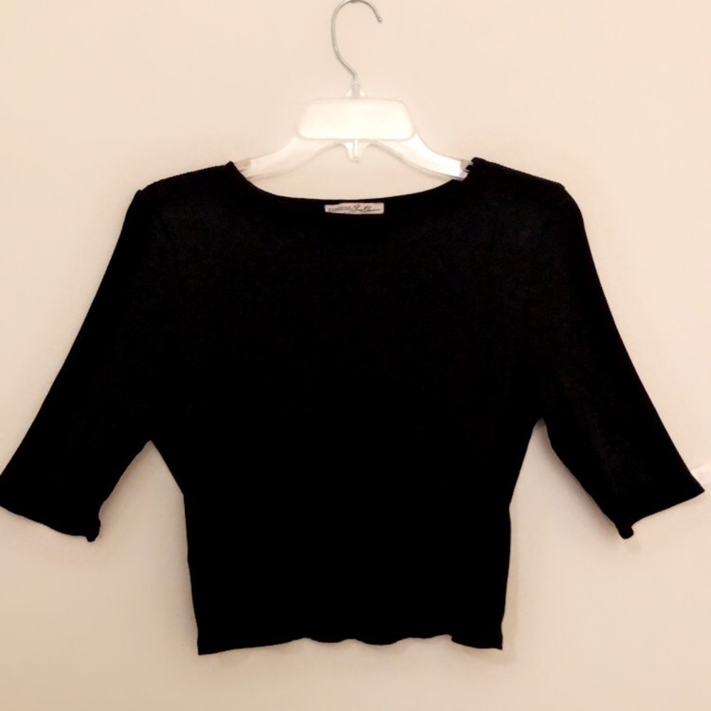 Cropped, mid length sleeve black Shirt